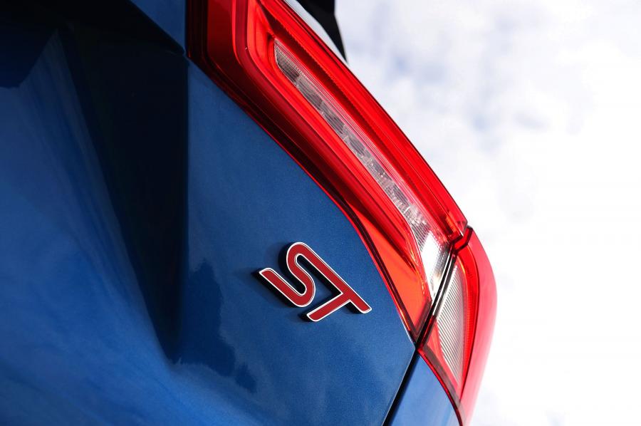 Логотип Ford Focus ST Estate 2019 года  (UK) (фото 16 из 20)